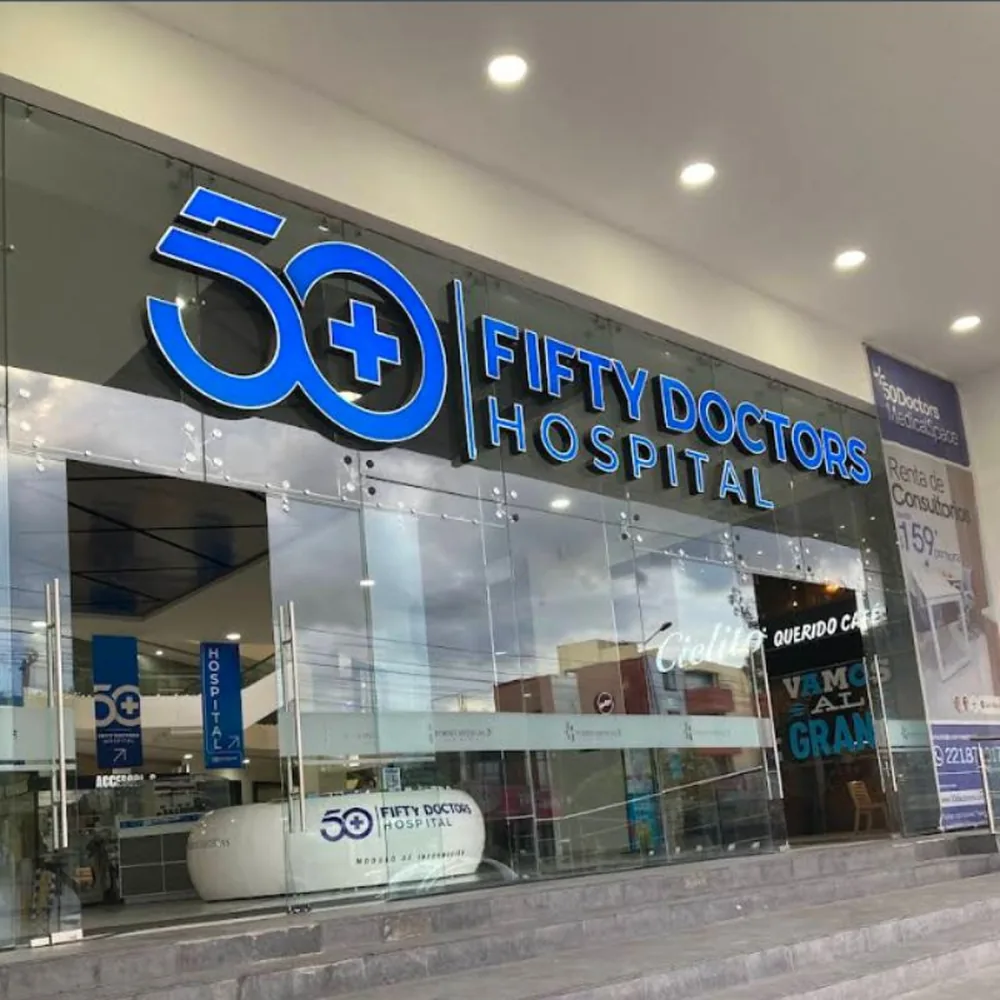 Entrada principal Fifty Doctors Hospital San Manuel · acceso a consultorios