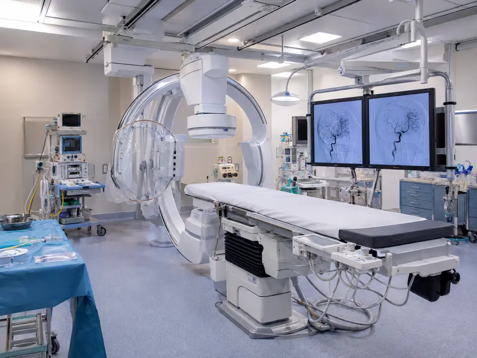 Sala de hemodinamia equipada para neurocirug&iacute;a endovascular en Puebla